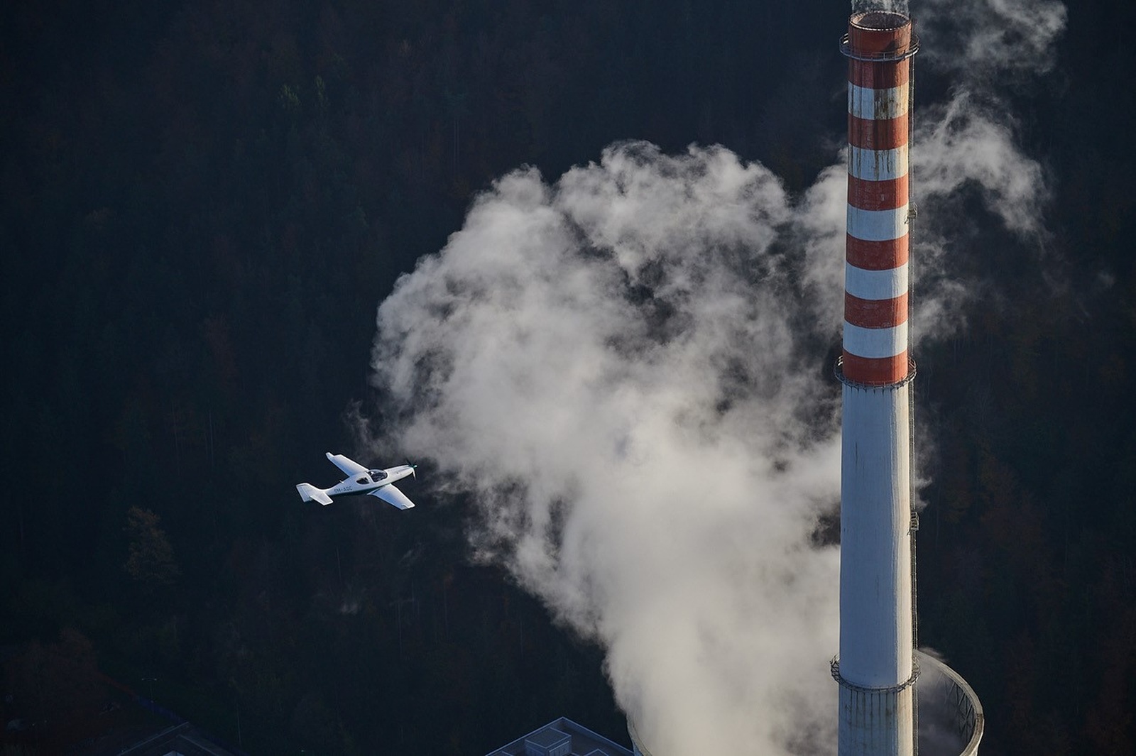 Z majhnim letalom nad velike okoljske težave. Foto: Matevž Lenarčič