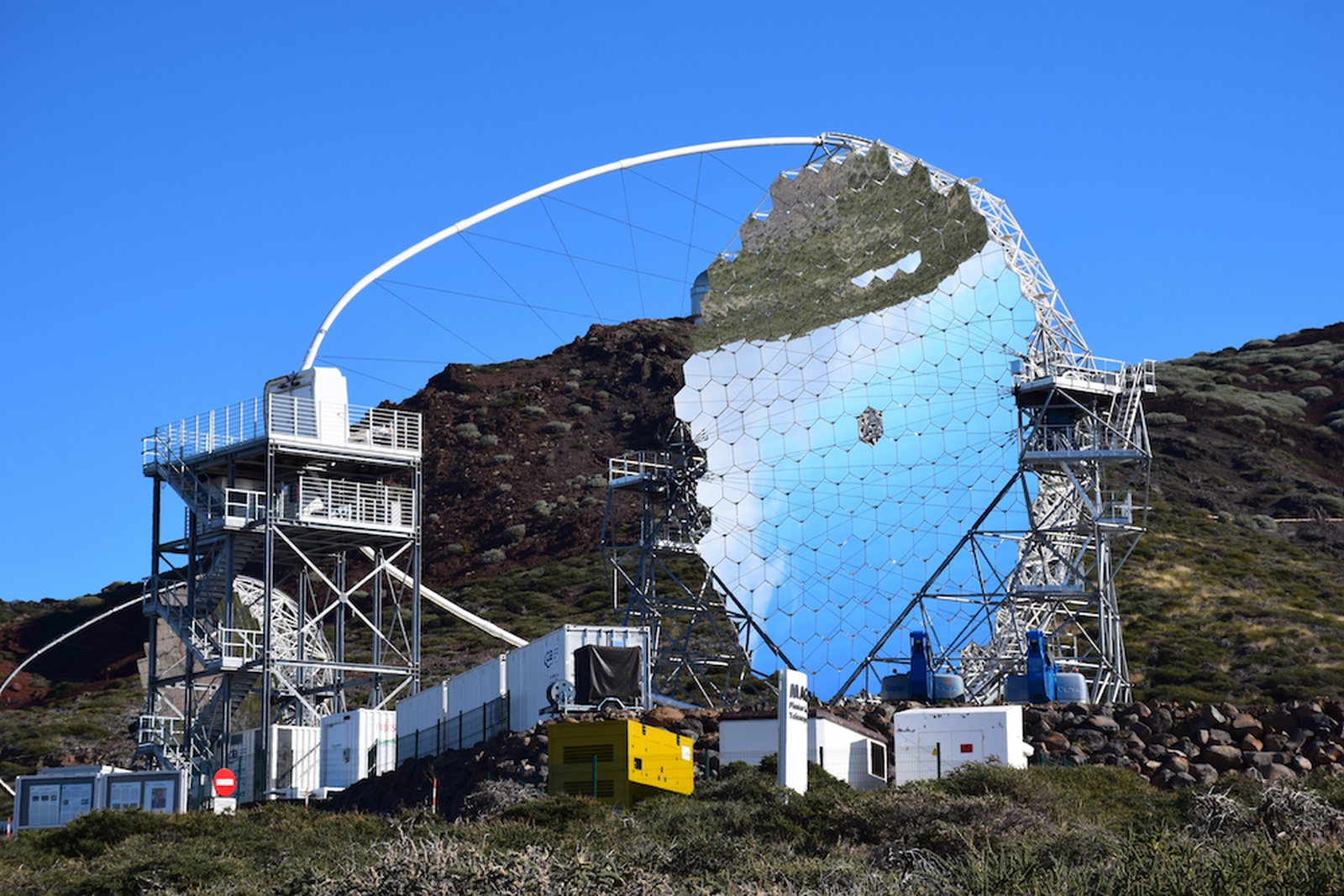 Prvi veliki teleskop za Čerenkovo svetlobo na Severnem observatoriju CTA je bil v letu 2018 nameščen znotraj območja observatorija Roque de los Muchachos na otoku La Palma v Španiji. V noči med 14. in 15. decembrom 2018 je uspešno izvedel prve meritve. Avtor: UNG/S. Stanič, 14. 11. 2018, La Palma, Španija.
