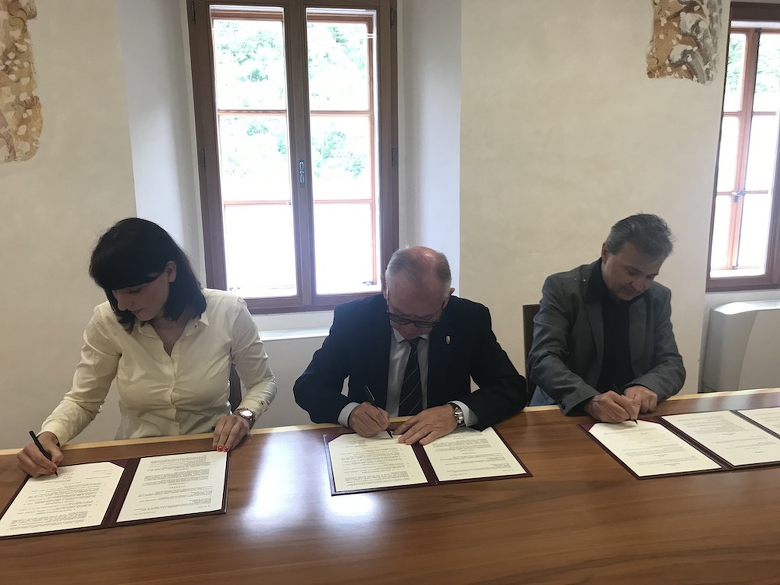 From left to right: Head of the CES Institute, Nina Gramc (holding a Master’s degree in engineering), Rector of the University of Nova Gorica, Prof. Dr. Danilo Zavrtanik and Inventor of the Patent, Prof. Dr. Matjaž Valant.