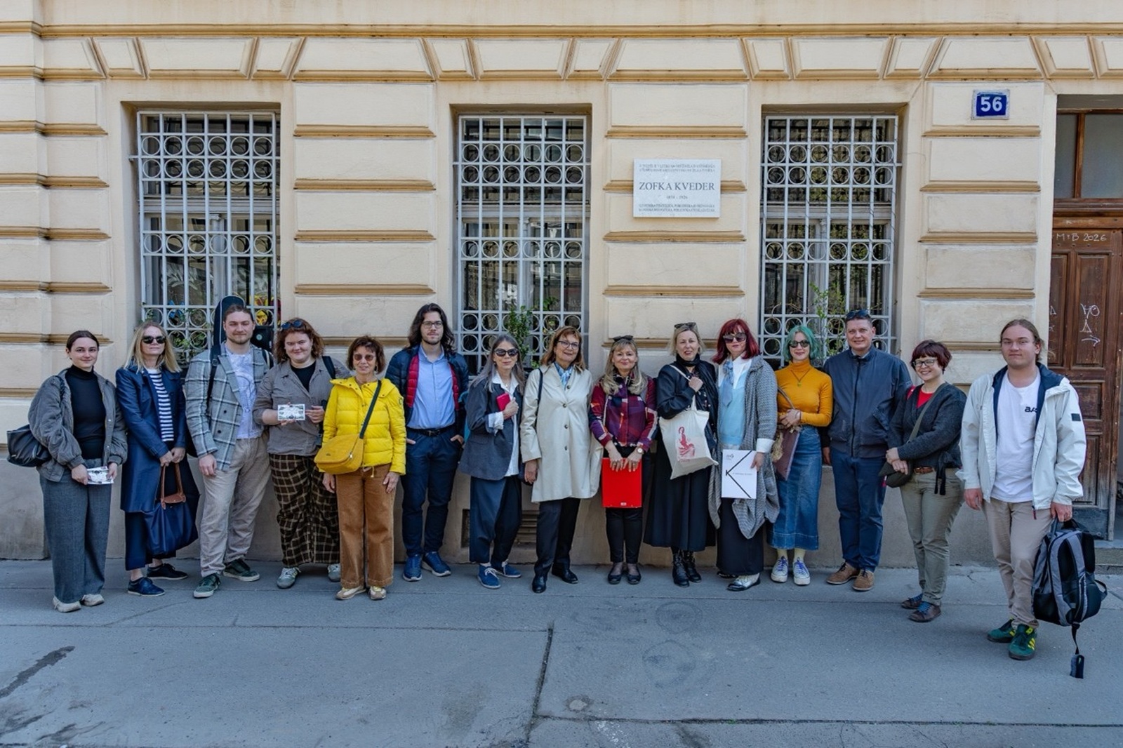 Pred spominsko ploščo posvečeno Zofki Kveder, Praga (Foto: Mladen Franko)