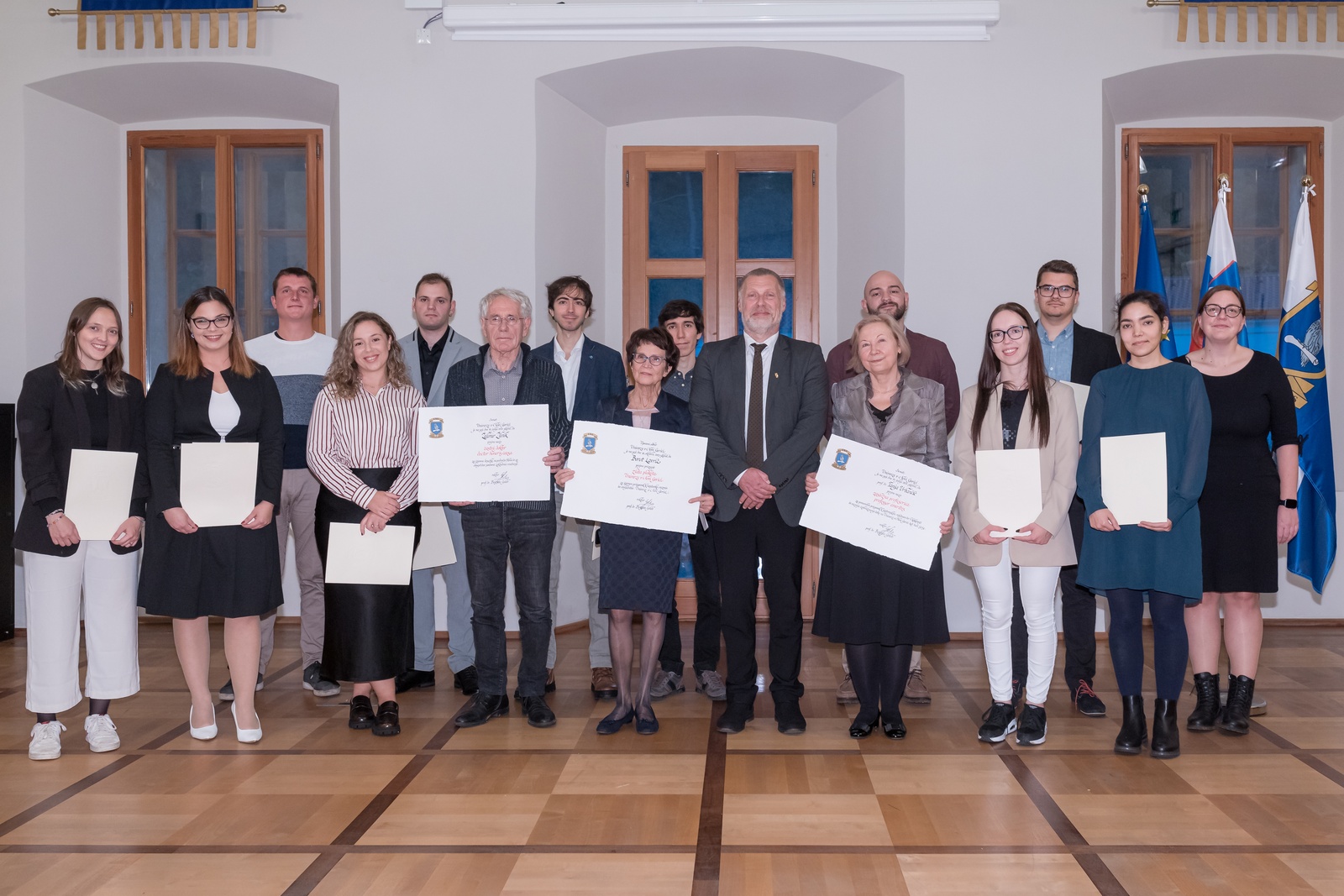 Letošnji nagrajenci in nagrajenke skupaj z rektorjem Univerze v Novi Gorici prof. dr. Boštjanom Golobom. Foto: Miha Godec