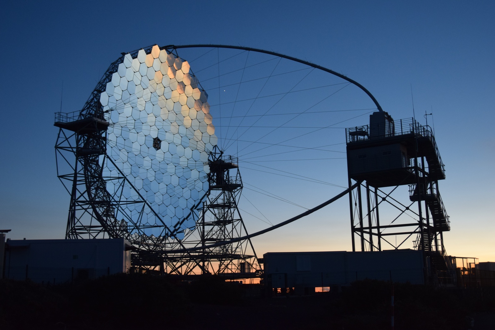 LST-1, prvi teleskop nastajajočega sklopa observatorija CTAO na otoku La Palma, Španija, med testnimi meritvami slovenske skupine z Ramanskim lidarjem. Foto: Samo Stanič