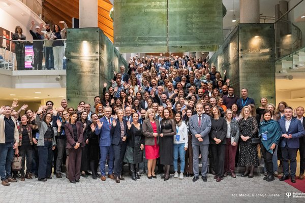 Across annual meeting: Photo of all participants