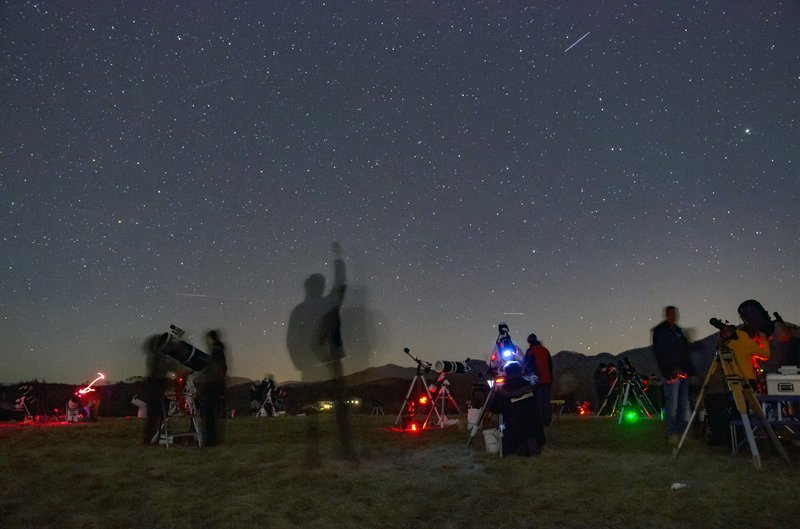 Observations with telescopes: a group of people outdoors observing the night sky with telescopes, Photo: Andrej Guštin