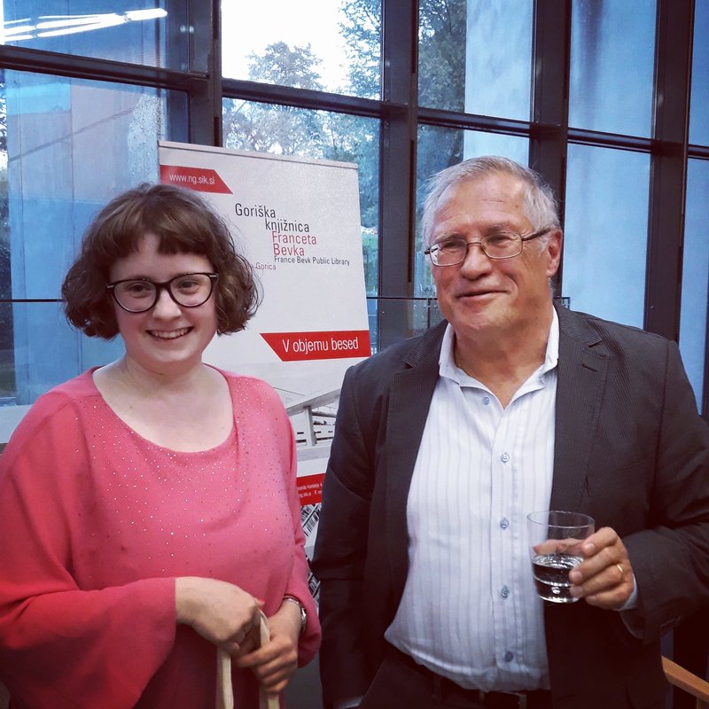 Diplomantka Anika Velišček, utrinek z dogodka, na katerem je vodila pogovor s prof. dr. Zoranom Božičem (poleg Anike na fotografiji)