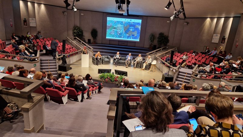 Utrinek z letnega srečanja Evropske čezmejne platforme 2025 - posnetek dvorane in občinstva